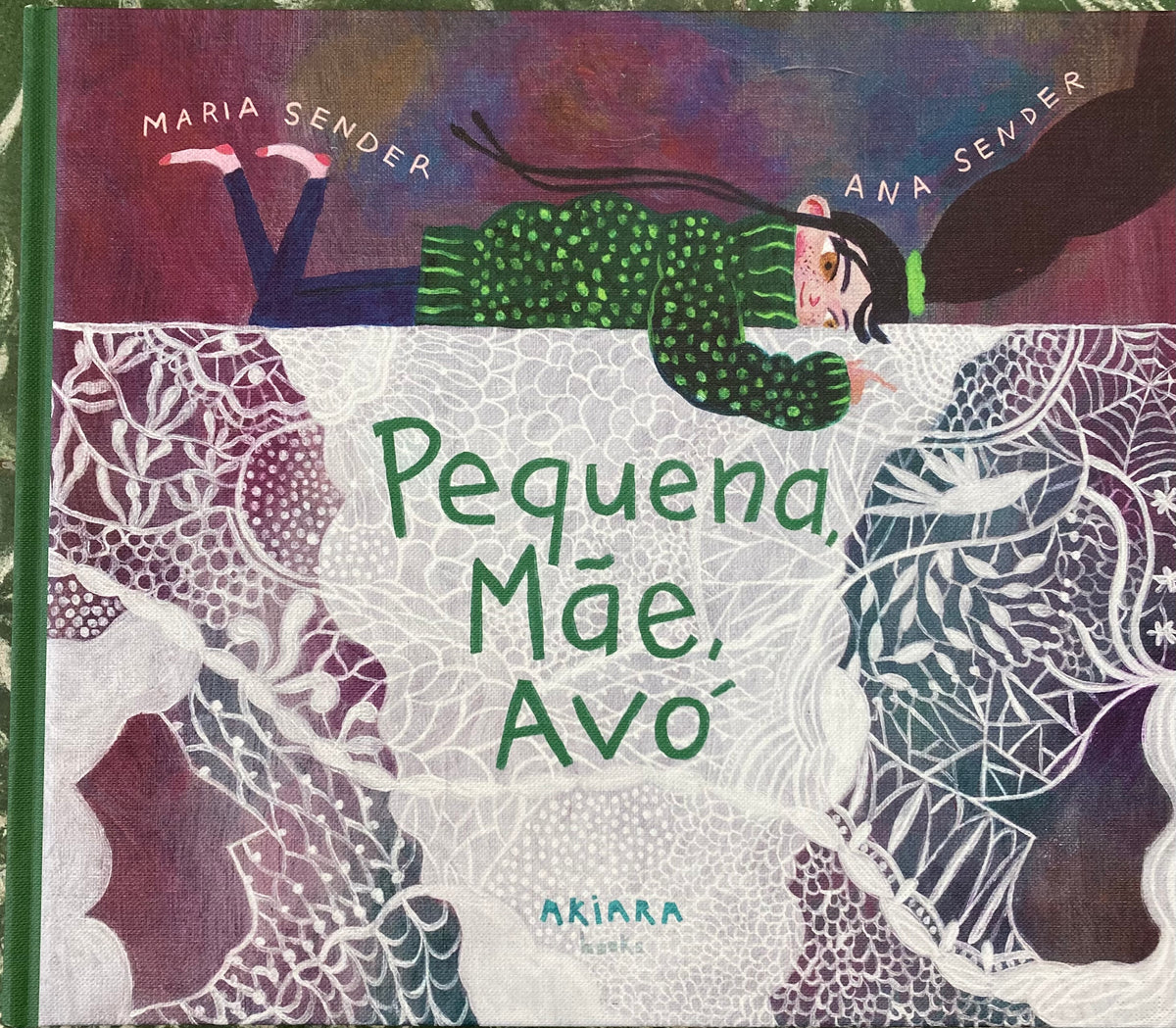 Pequeña, Mãe, Avó