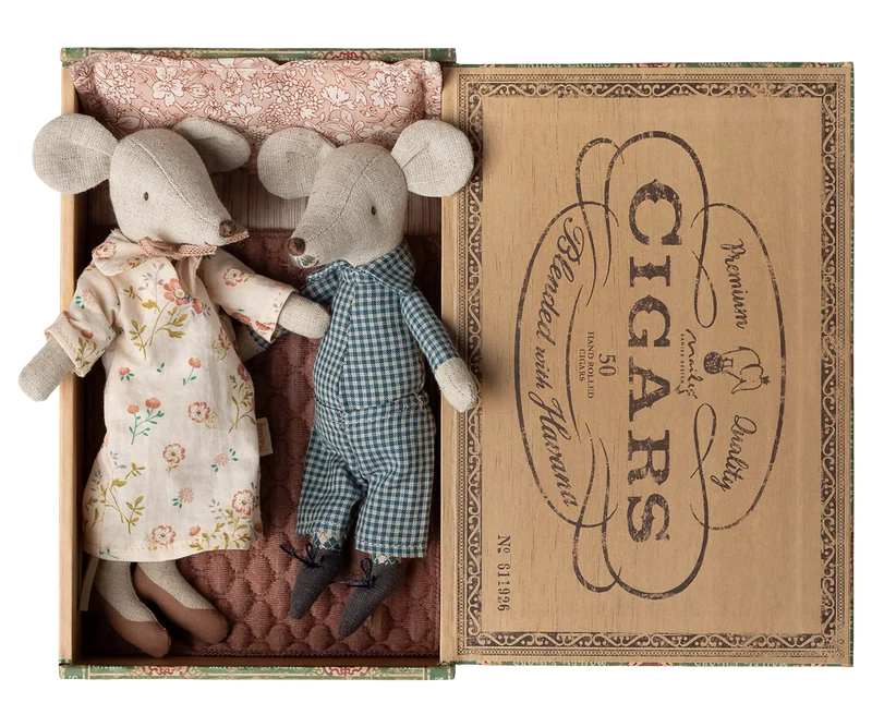 Maileg-Abuelos en caja de cigarros