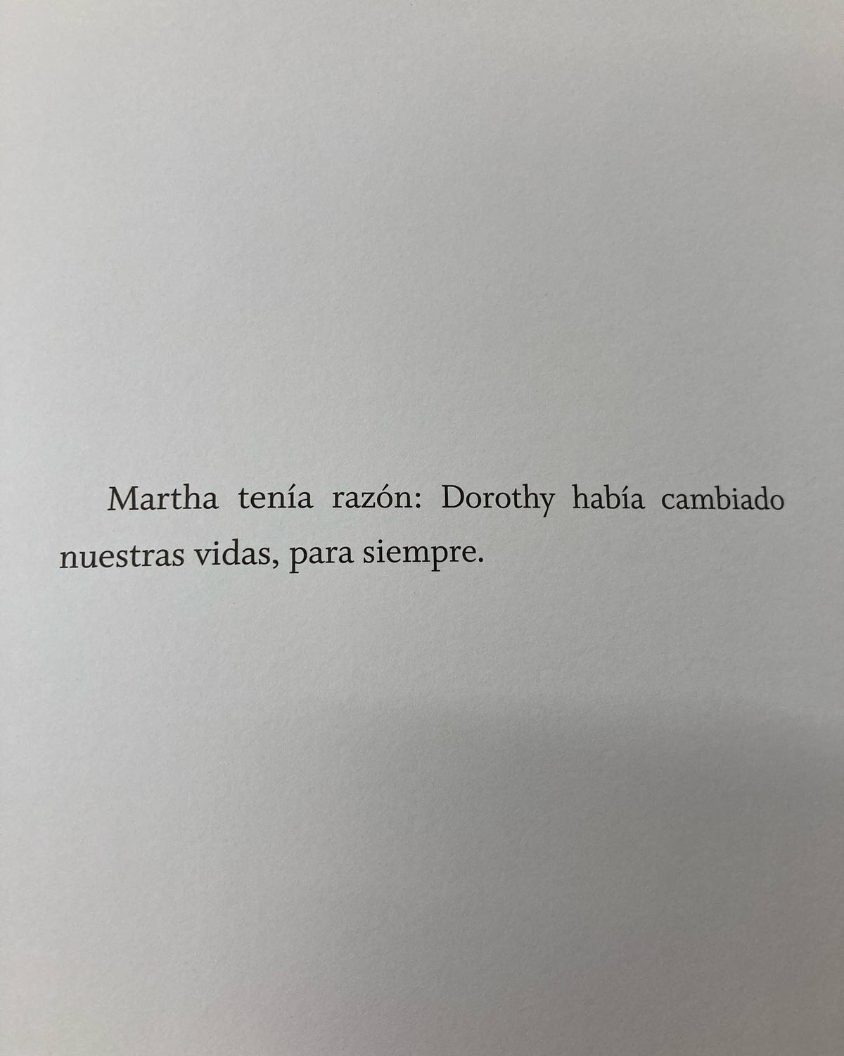 DOROTHY. Déjale entrar